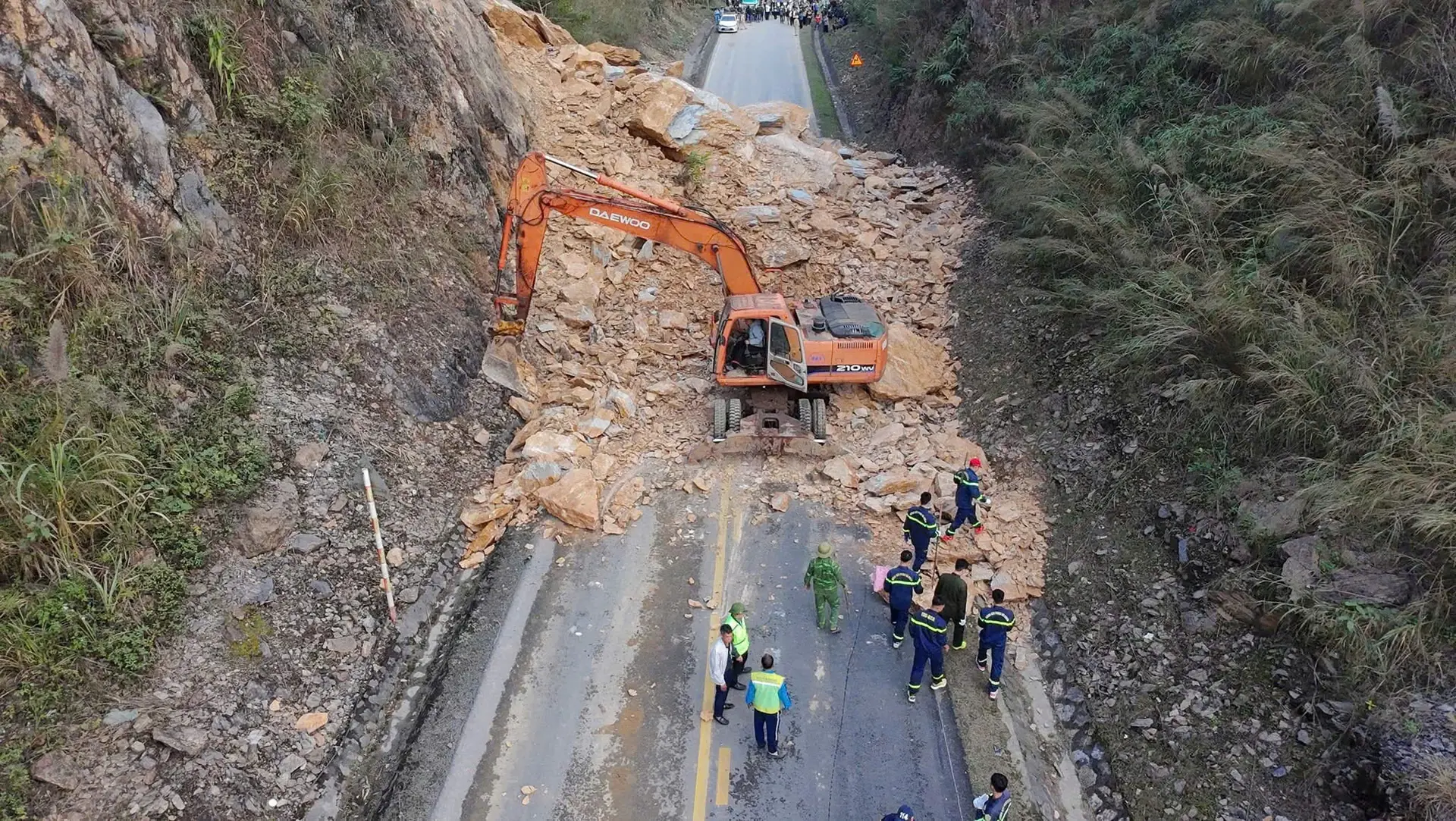 Tìm thấy một thi thể vụ sạt lở đèo Mai Châu